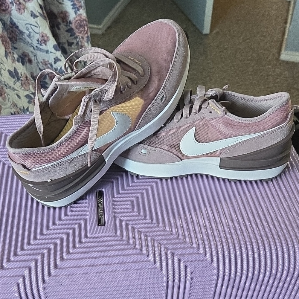 Nike Pink and Brown Sneakers Low-Top Style